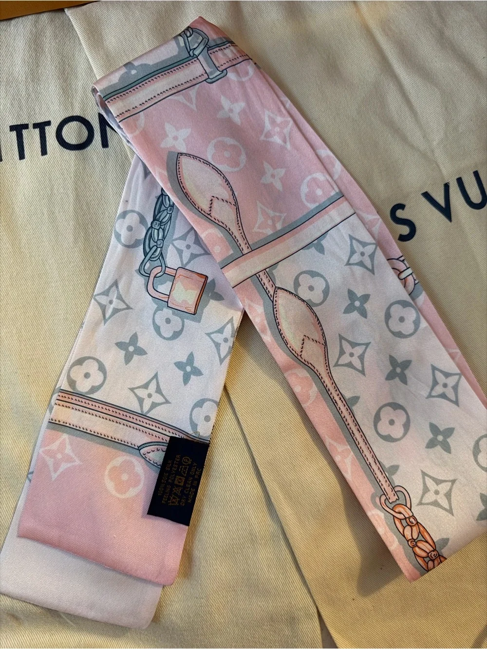 2 Louis Vuitton Confidential Bandeau Scarf Pink